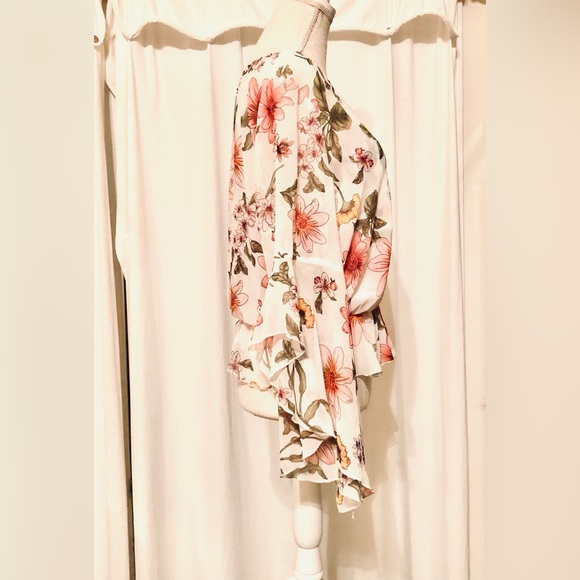 Women’s(Guess) Pink & White Floral ruffle-sleeved Blouse in size Large - Picture 2 of 7